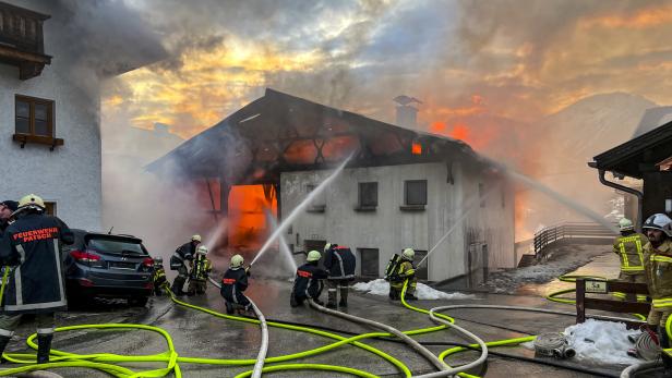 Zahlreiche Feuerwehrleute kämpften gegen die Flammen im Dorfzentrum von Patsch in Tirol an.