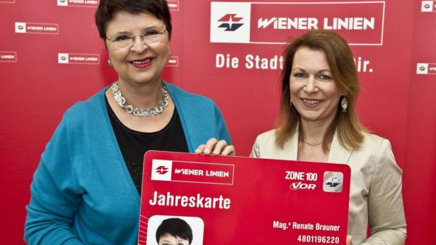 Vizebürgermeisterin Renate Brauner präsentiert mit Wiener-Linien-Geschäftsführerin Alexandra Reinagl die neue Jahreskarte.