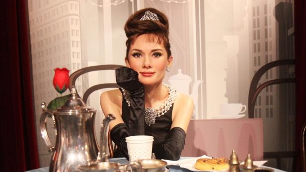 Audrey Hepburn als Holly Golightly beim Frühstück bei Tiffany.