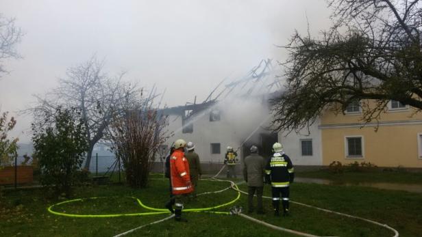 Feuerwehrleute bekämpfen einen Brand in einem Gebäude.