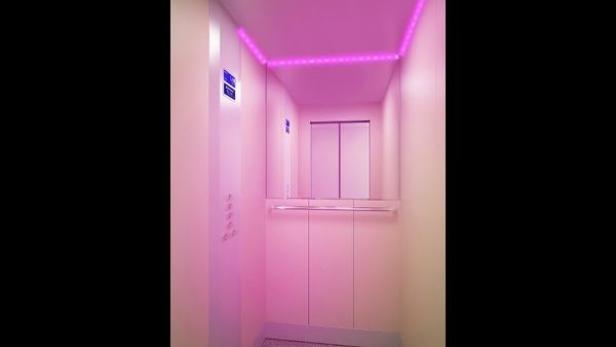 Die SANY LIGHT Technologie mit blau-violettem LED-Licht basiert auf der keimtötenden Wirkung von sichtbarem Licht. Durch das für Fahrgäste sichere Verfahren werden bakterielle Erreger auf Oberflächen effektiv beseitigt.“
