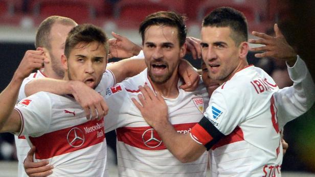 Fußballspieler des VfB Stuttgart feiern gemeinsam ein Tor.