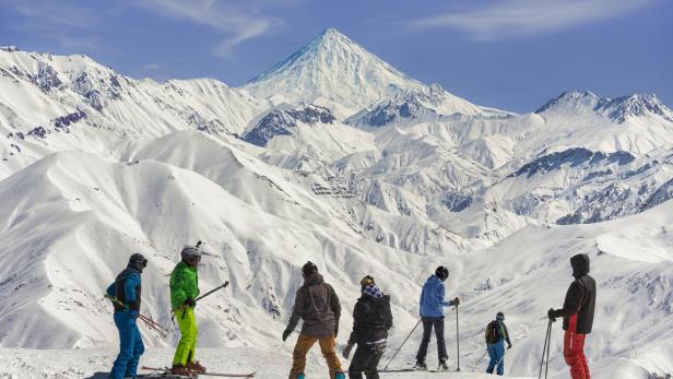 Wintersportler auf einer Piste über der Baumgrenze im Iran