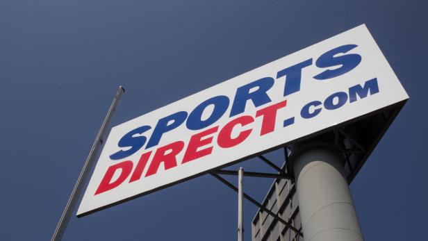 Ein Schild für Sports Direct vor blauem Himmel.
