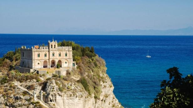 Den Strand von Tropea bewacht die Wallfahrtskirche Santa Maria dell&#039;Isola.