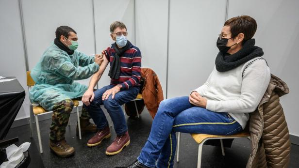 Armeeangehörige in der Schweiz helfen beim Impfen