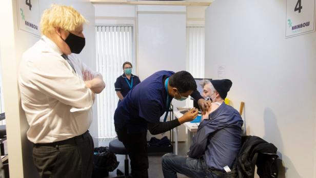 Boris Johnson zu Besuch in einem Impfzentrum.