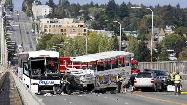 Ein schwerer Verkehrsunfall mit einem Bus, einem Amphibienfahrzeug und mehreren PKWs blockiert eine Brücke.