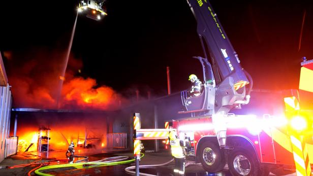 VORARLBERG: GROSSBRAND - LAGERHALLEN AUF FIRMENAREAL FINGEN FEUER