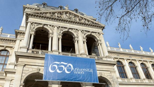 Das Hauptgebäude der Universität Wien mit einem Banner zum 650-jährigen Jubiläum.
