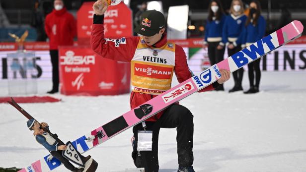Hoppala: Garmisch-Sieger Kobayashi zerstört den Siegerpokal