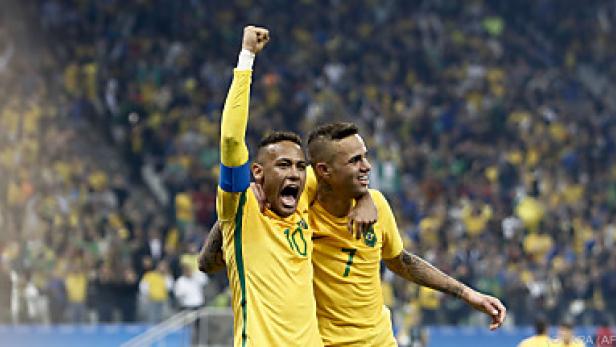 Neymar und ein weiterer brasilianischer Fußballspieler jubeln gemeinsam auf dem Spielfeld.