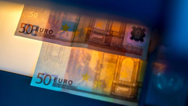 Zwei 50-Euro-Scheine liegen übereinander.