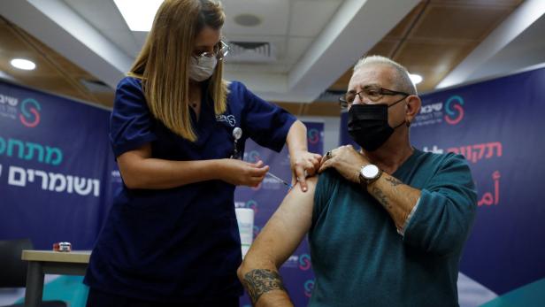 Fauci: "Fast vertikaler Anstieg" in USA + Israel genehmigt vierte Impfung für 60-Jährige