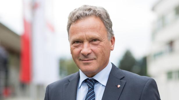 Porträt eines Mannes in Anzug und Krawatte.