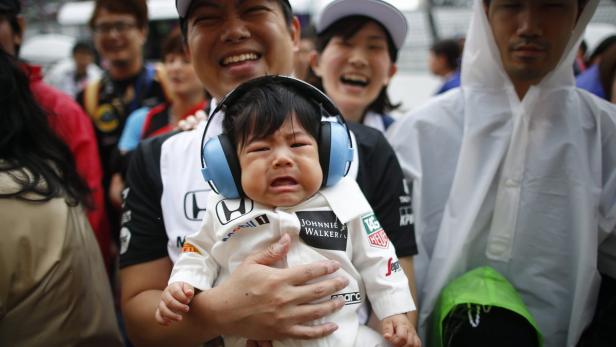 Auch wenn&#039;s dieser junge Mann noch nicht verinnerlicht hat: Das Formel-1-Wochenende ist für die Japaner ein wahres Volksfest.