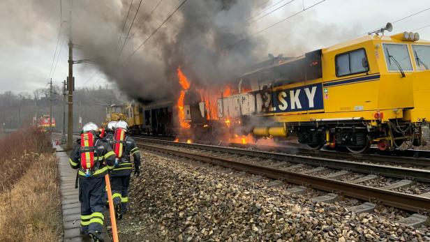 NÖ: Zug in Flammen, Westbahnstrecke musste gesperrt werden