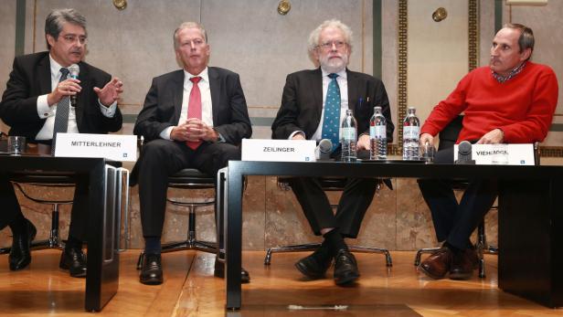 Eine Podiumsdiskussion mit Mitterlehner, Zeilinger und Viehböck.