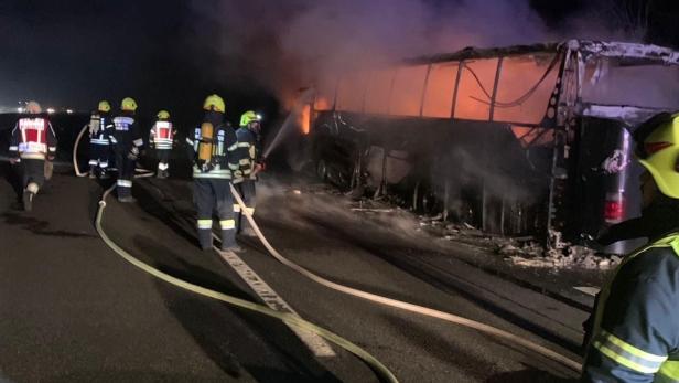 Passagiere flüchteten: Reisebus ging auf der Westautobahn in Flammen auf