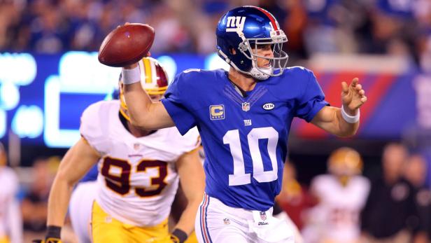 Ein Quarterback der New York Giants wirft einen Football.