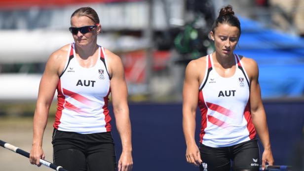 Zwei Kanu-Rennsportlerinnen des österreichischen Teams stehen nebeneinander.