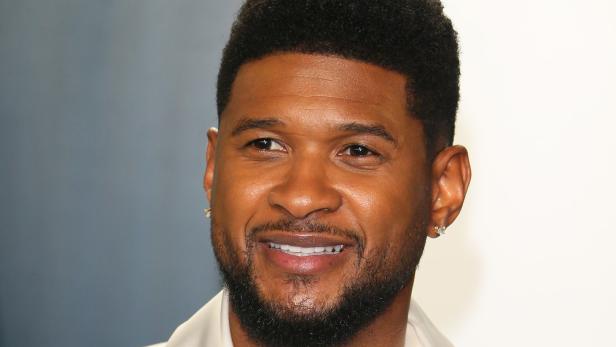 Usher lächelt in die Kamera 