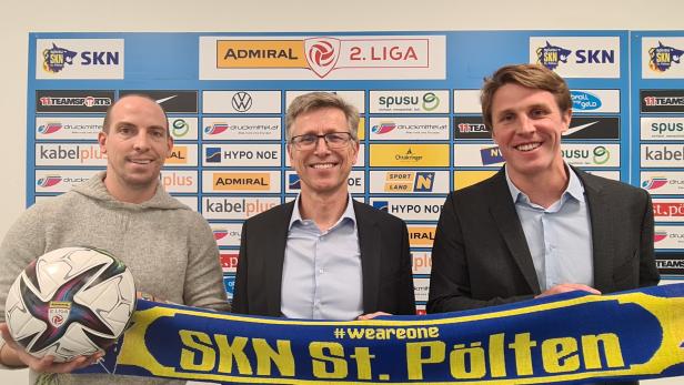Vor dem positiven Test: Schlaudraff (li.) mit SKN-Präsident Schwarzl und Manager Gebauer (re.)