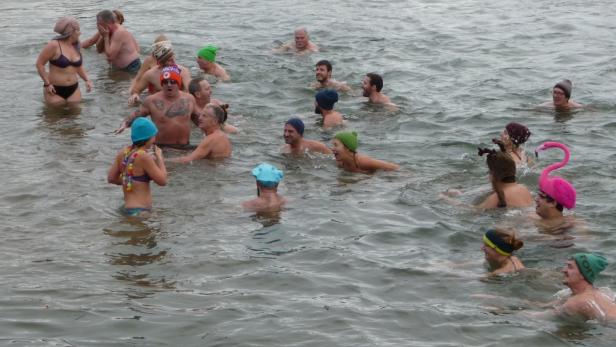 Eisiges Badevergnügen mit Gaudi und Action: Bis zu 50 Teilnehmer zählt das Dreikönigsschwimmen jährlich