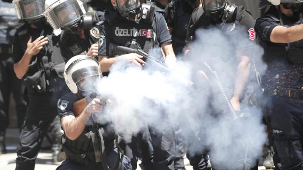  Die Polizei setzt Tränengas gegen Demonstranten ein