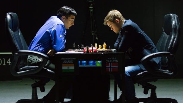 Viswanathan Anand und Magnus Carlsen bei einem Schachspiel.