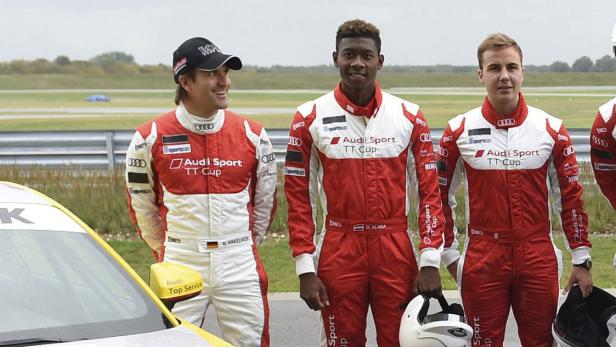 Die Audi Sport TT Cup-Fahrer stehen auf der Rennstrecke.