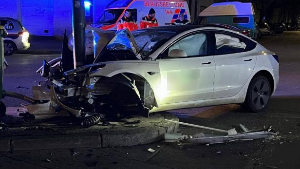 Tesla-Frontal-Crash mit Lichtmast in Wien-Leopoldstadt