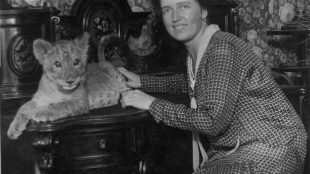 Marianne Weidholz (1890-1945) zog die junge Löwin Mauzi beinahe wie eine Katze zuhause auf