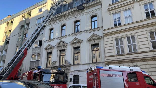 Feuerwehr rettet verletzten Schwan von Dach in Wien-Landstraße