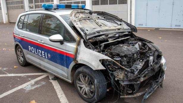 Eine Jugendbande steckte im November 2021 einen Streifenwagen in Linz-Ebelsberg in Brand.