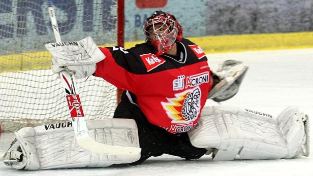 APAJAE09 - 26022009 - SALZBURG - OESTERREICH: ZU APA SI - Der Salzburger Manuel Latusa (L.) und Jesenice Tormann Andrej Hocevar waehrend der Eishockey Viertelfinal-Begegnung zwischen Red Bull Salzburg und HK Akroni Jesenice am Donnerstag 26. Februar 2008, in Salzburg. APA-FOTO: DANIEL KRUG