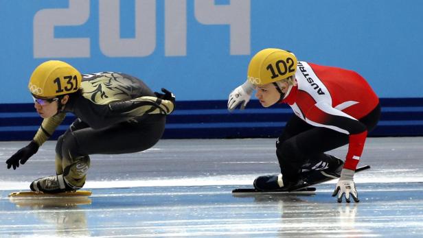 Zwei Shorttrack-Eisschnellläuferinnen beim Start eines Rennens.