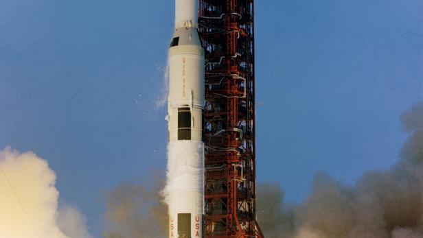 Eine Saturn-V-Rakete startet mit einer großen Rauchwolke.