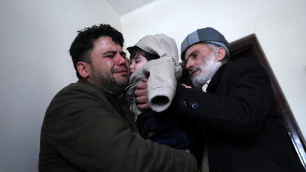 Taxler Hamid Safi weint - und übergibt das Baby seinem Großvater