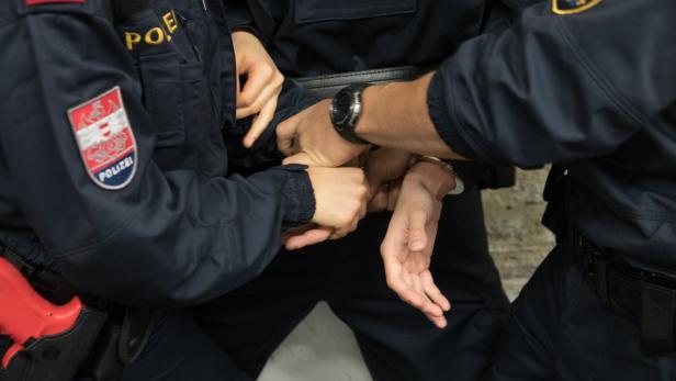 20-Jähriger mit 2,3 Promille trat Polizisten zwischen die Beine