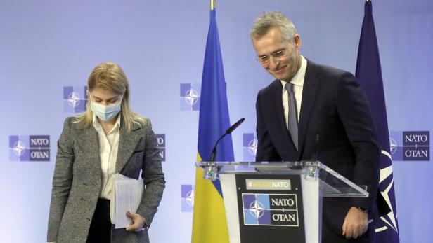 Nato-Generalsekretär Stoltenberg mit der ukrainische stv. Ministerpräsidentin Olha Stefanischyna