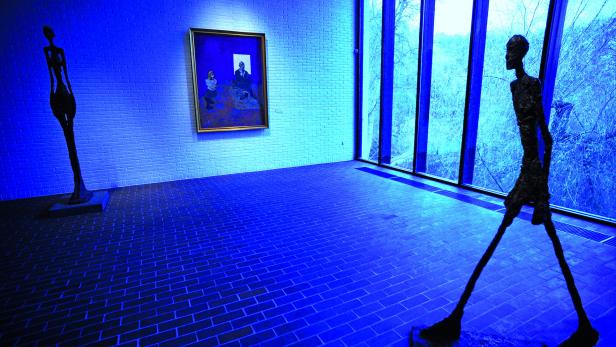 In einem Ausstellungsraum stehen zwei Skulpturen und ein Gemälde.