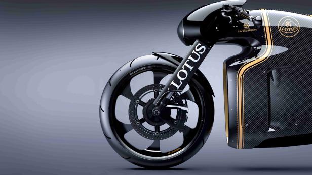 Detailaufnahme eines schwarzen Lotus-Motorrads mit goldenen Akzenten.