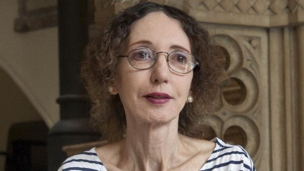 epa02309289 US writer and editor Joyce Carol Oates looks on during the presentation of the Spanish edition of her latest book entitled &#039;Ave del Paraíso&#039; (Little Bird of Heaven) in Barcelona, northeastern Spain, 31 August 2010. EPA/TONI GARRIGA