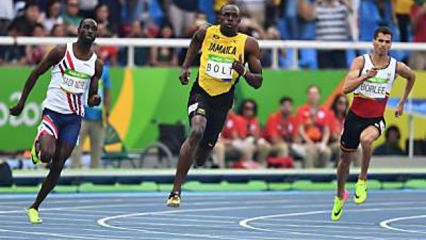 Usain Bolt läuft bei einem Leichtathletik-Wettkampf gegen andere Athleten.