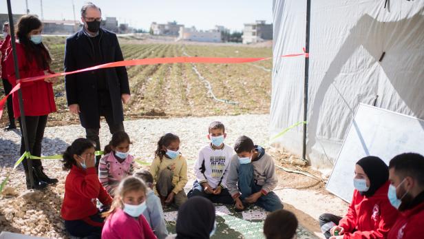Österreichs Außenminister Schallenberg (li.) zu Besuch in einem libanesischen Flüchtlingslager