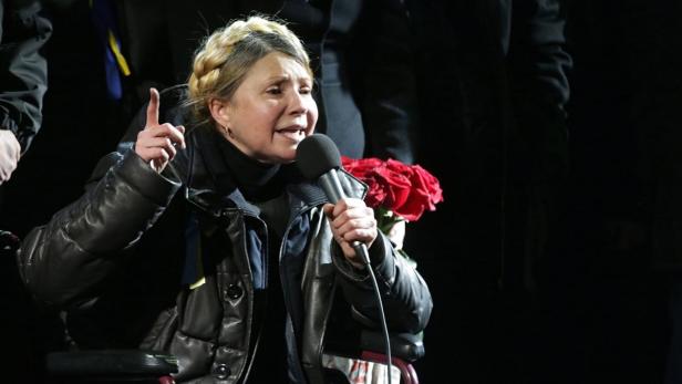 Umjubelt: Oppositionspolitikerin Julia Timoschenko auf dem Maidan – nach der Haft und wegen ihres Rückenleidens im Rollstuhl.