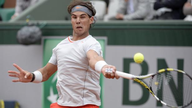 epa03724686 Rafael Nadal of Spain in action during his second round match against Martin Klizan of Slovakia at the French Open tennis tournament at Roland Garros in Paris, France, 31 May 2013. EPA/CHRISTOPHE KARABA