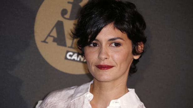 Audrey Tautou posiert vor einem Logo von Canal+.