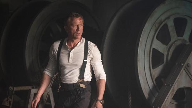 Daniel Craig als James Bond in einer dunklen Industrieanlage.